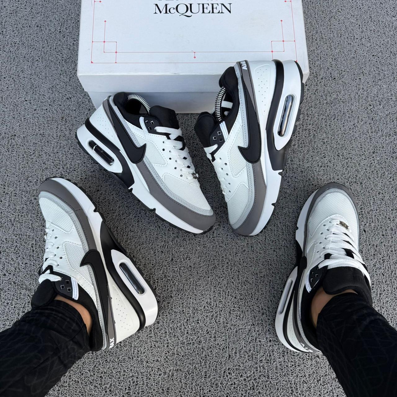 NIKE AIR MAX